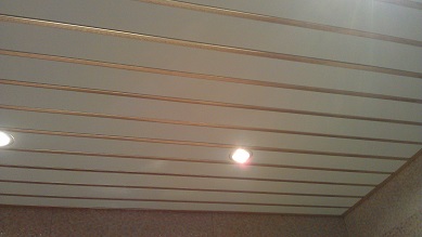 замена светодиодной лампочки в подвесном потолке
