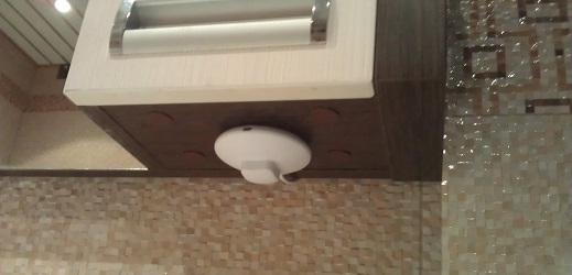 крепление кнопки включения для светильника в ванной