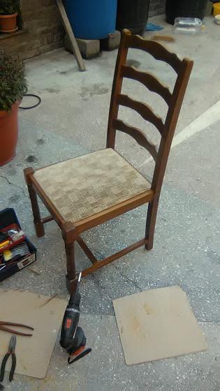 стулья требуют ремонта из-за физического износа