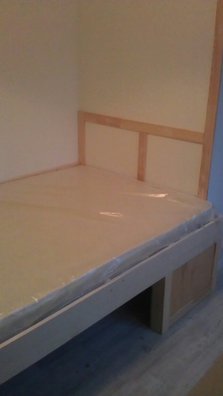 кровать подиум в маленьком номере