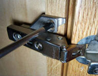 ремонт петель дверок